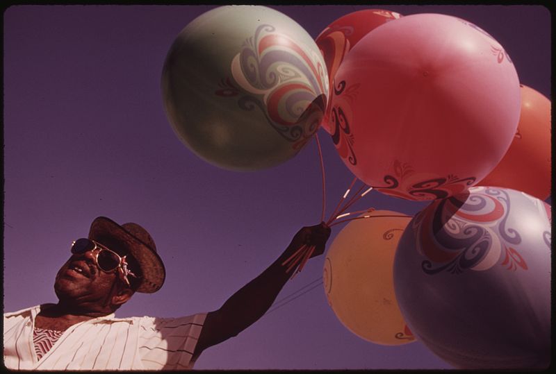 800px-BLACK_BALLOON_SALESMAN_ON_SOUTH_SIDE_CHICAGO'S_47TH_STREET_MANY_OF_THE_CITY'S_BLACK_BUSINESS_OWNERS_STARTED_WITH..._-_NARA_-_556217