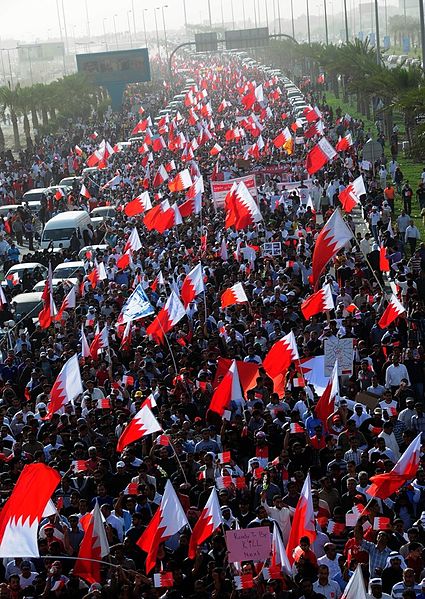 425px-Hundreds_of_thousands_of_Bahrainis_taking_part_in_march_of_loyalty_to_martyrs