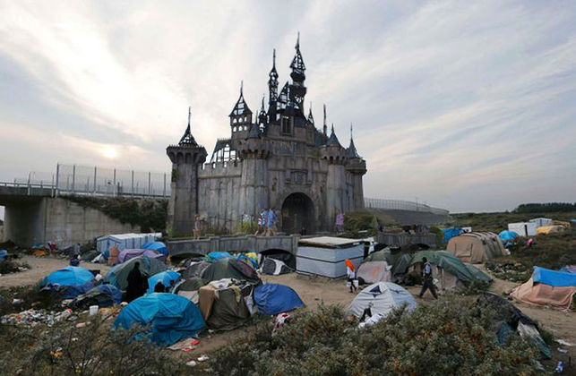 El campo de refugiados de Jungle, en Calais y el castillo de Dismaland, en un montaje de Banksy.