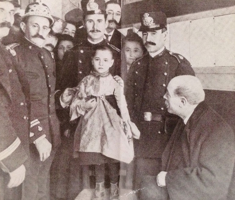 Teresita Guitart con los policías que la rescataron