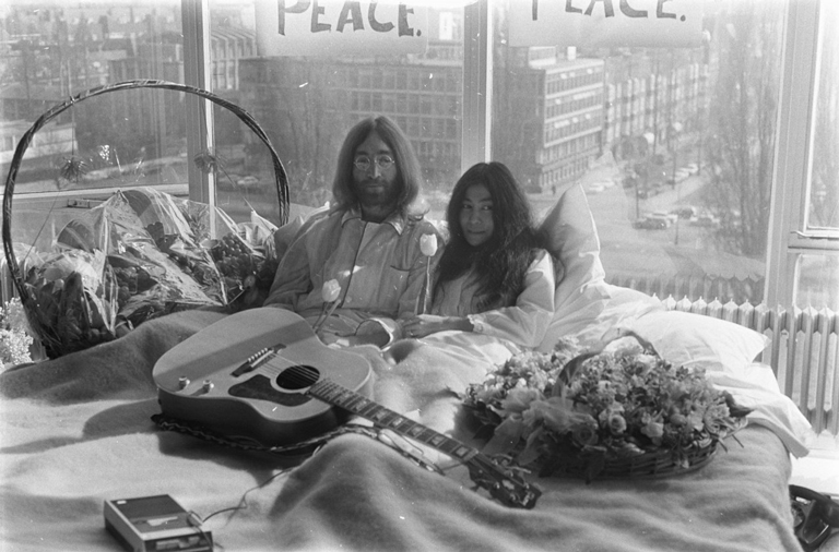 bed-in_for_peace_amsterdam_1969_-_john_lennon__yoko_ono_07