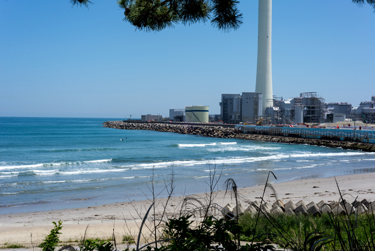 surf-in-fukushima-by-javier-sauras-01