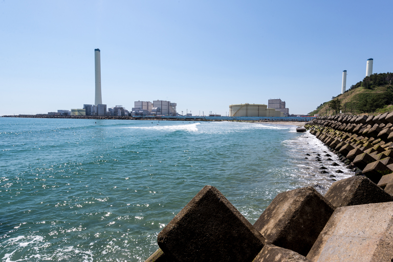 surf-in-fukushima-by-javier-sauras-02