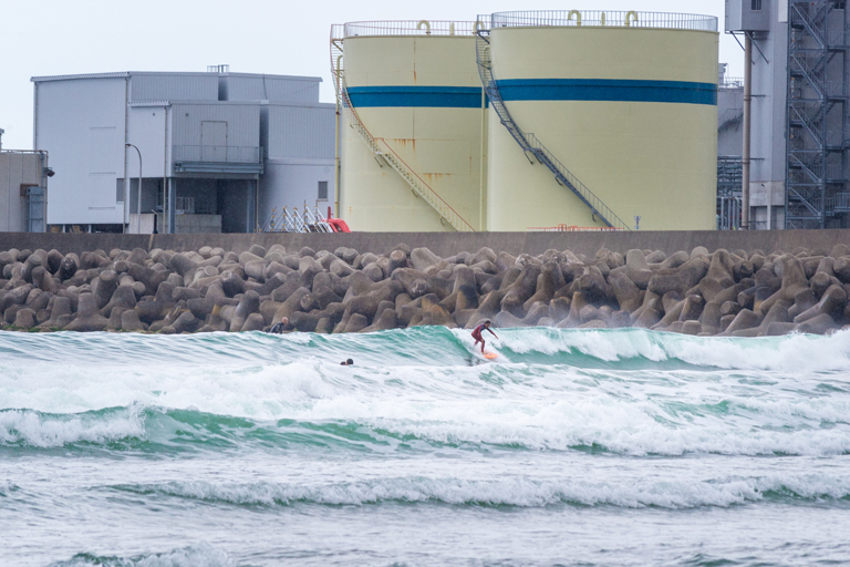 surf-in-fukushima-by-javier-sauras-04