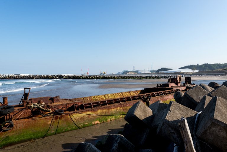 surf-in-fukushima-by-javier-sauras-06