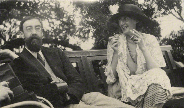 by Lady Ottoline Morrell, vintage snapshot print, June 1923. La escritora también sabía reír