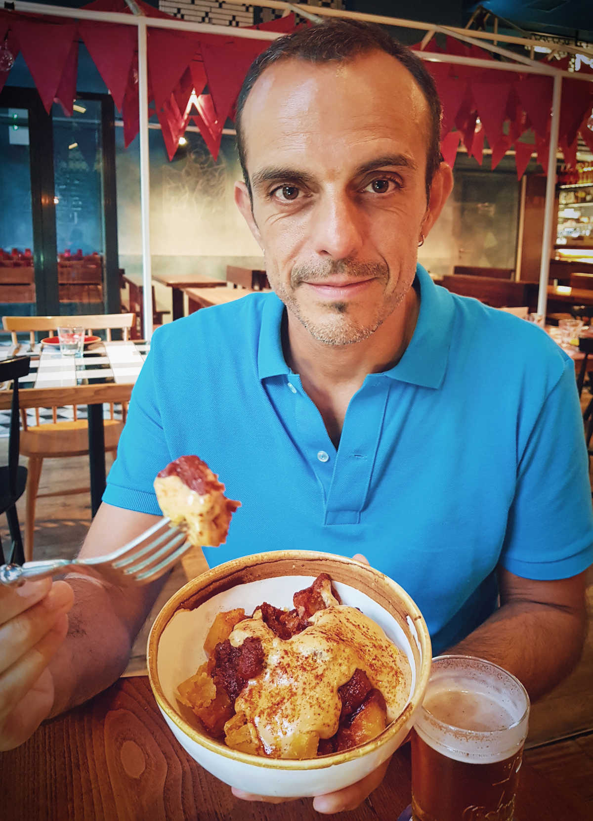 Este hombre ha mirad a los ojos a más de 800 variedades de patatas bravas.