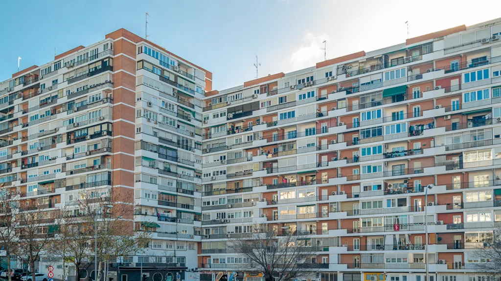 julian de antonio vivienda publica