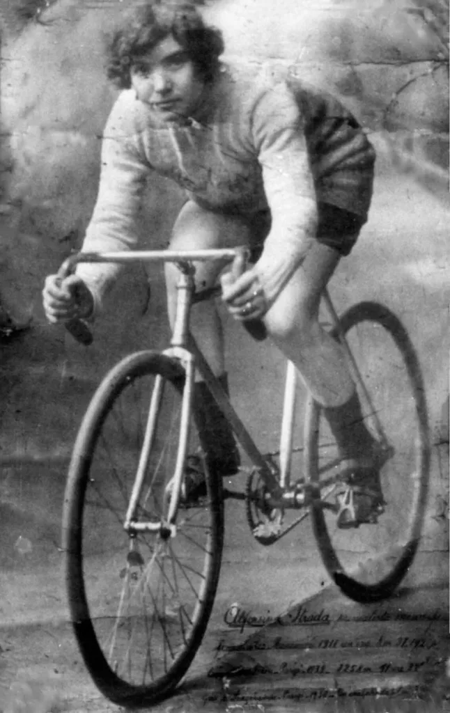 señoras en bicicleta
