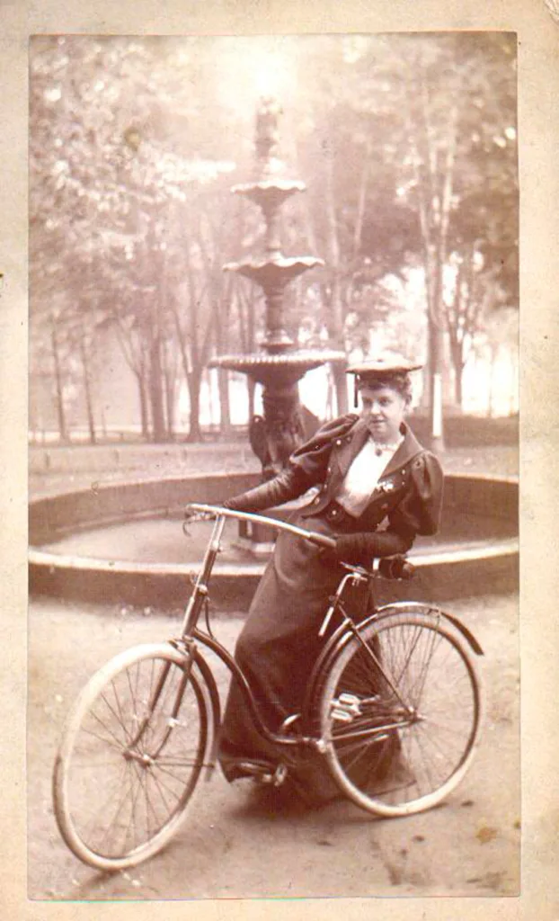 señoras en bicicleta