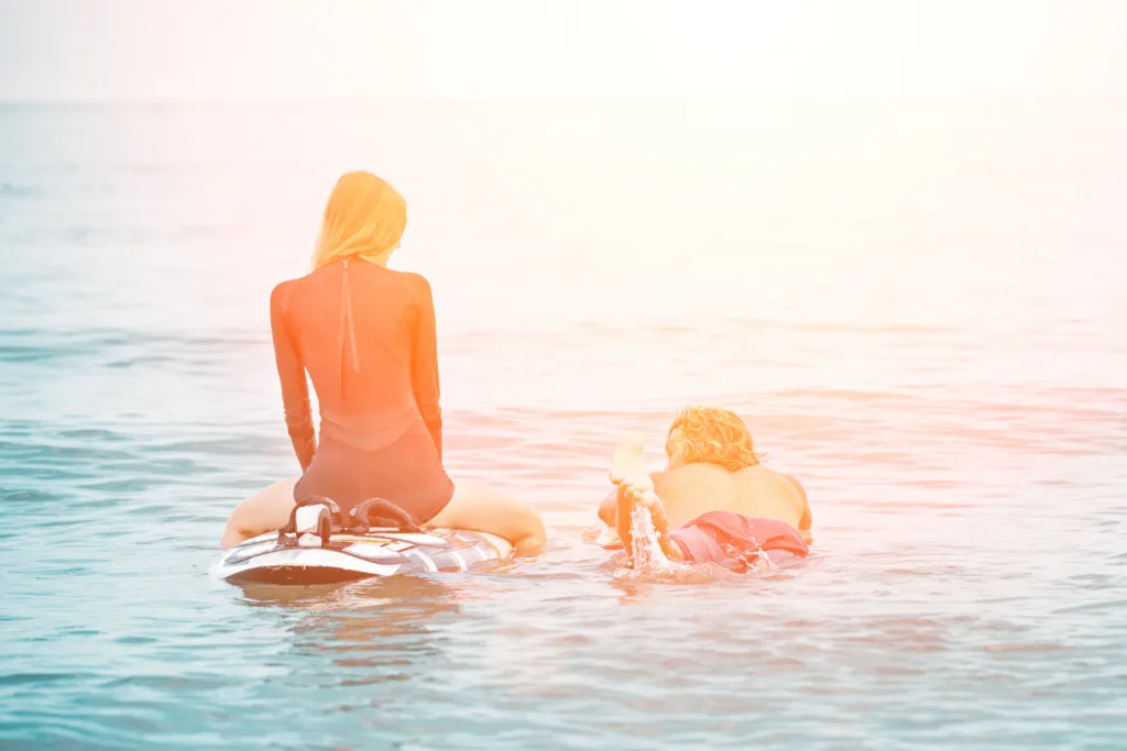 pareja surf canción del verano